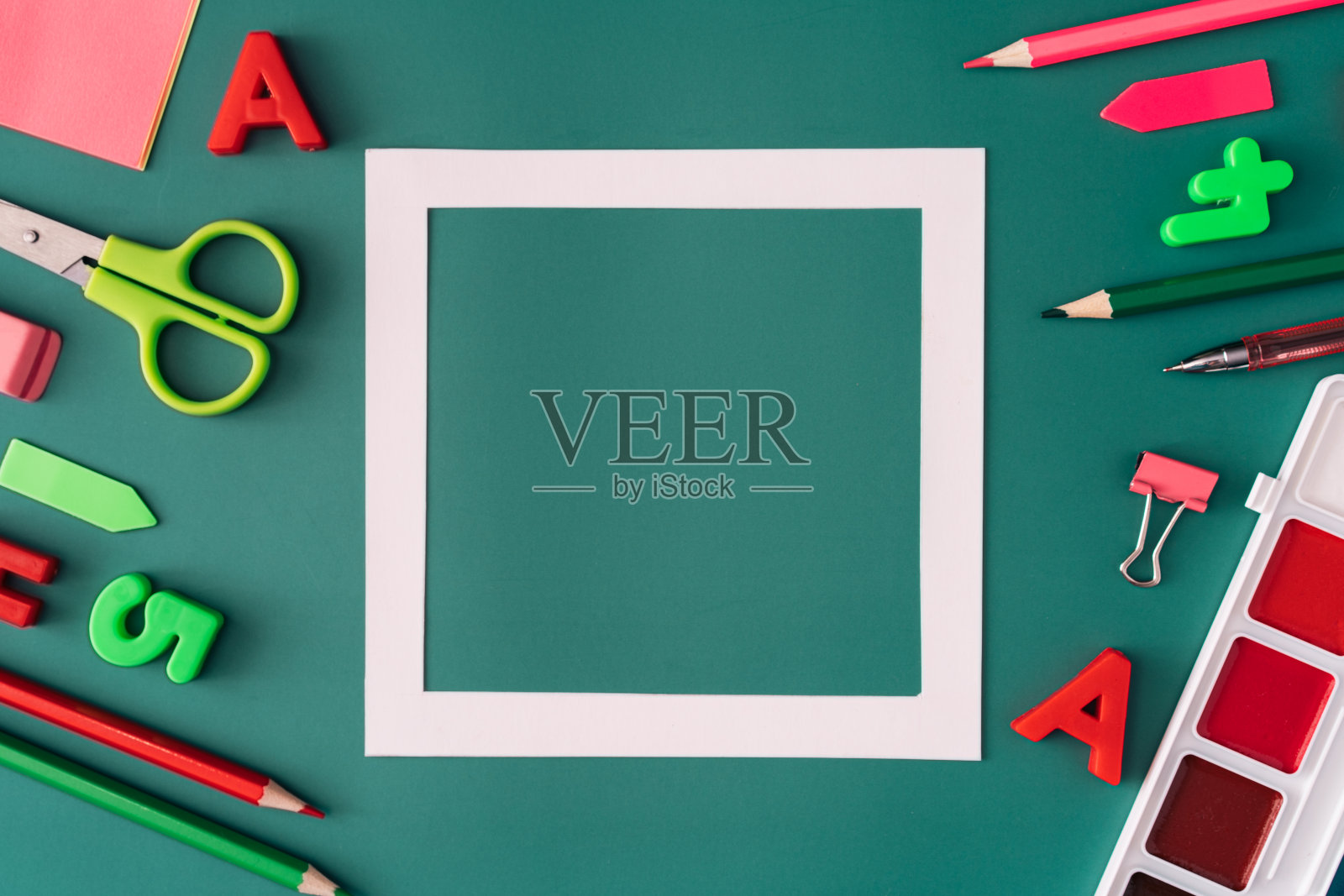 白色框架，绿色背景上的学习用品照片摄影图片
