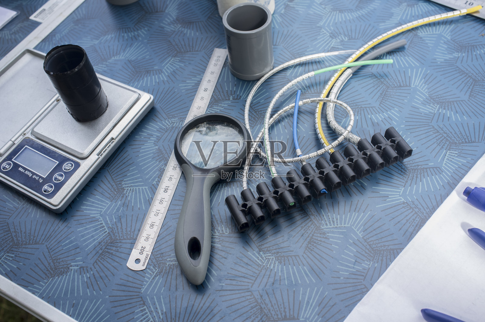 鸟鸣或鸟带设备。尺，数字秤和捆垛机照片摄影图片