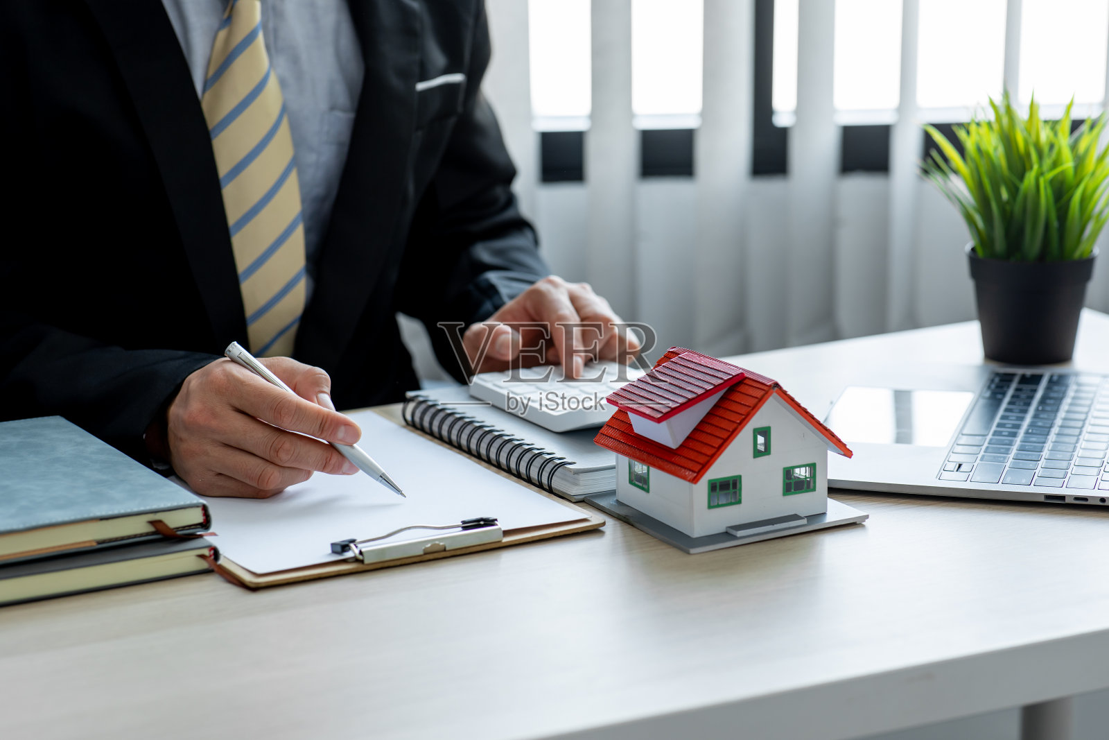 房屋模型与房地产经纪人照片摄影图片