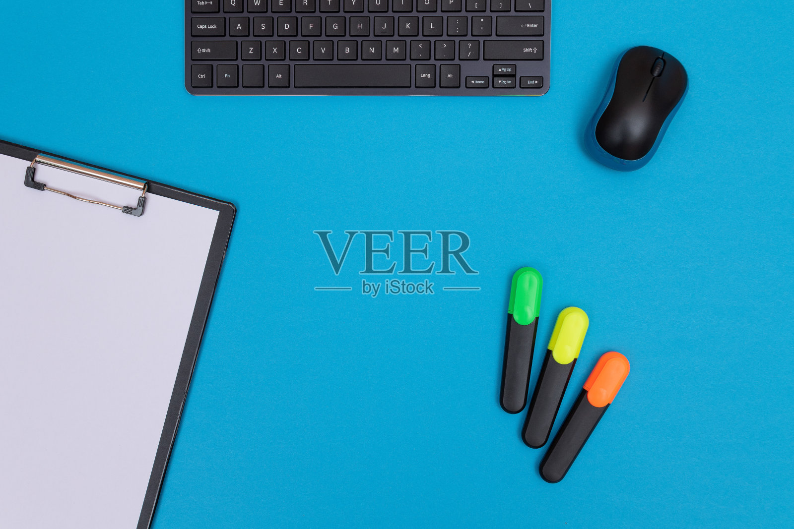 蓝色桌子上的数码小玩意照片摄影图片