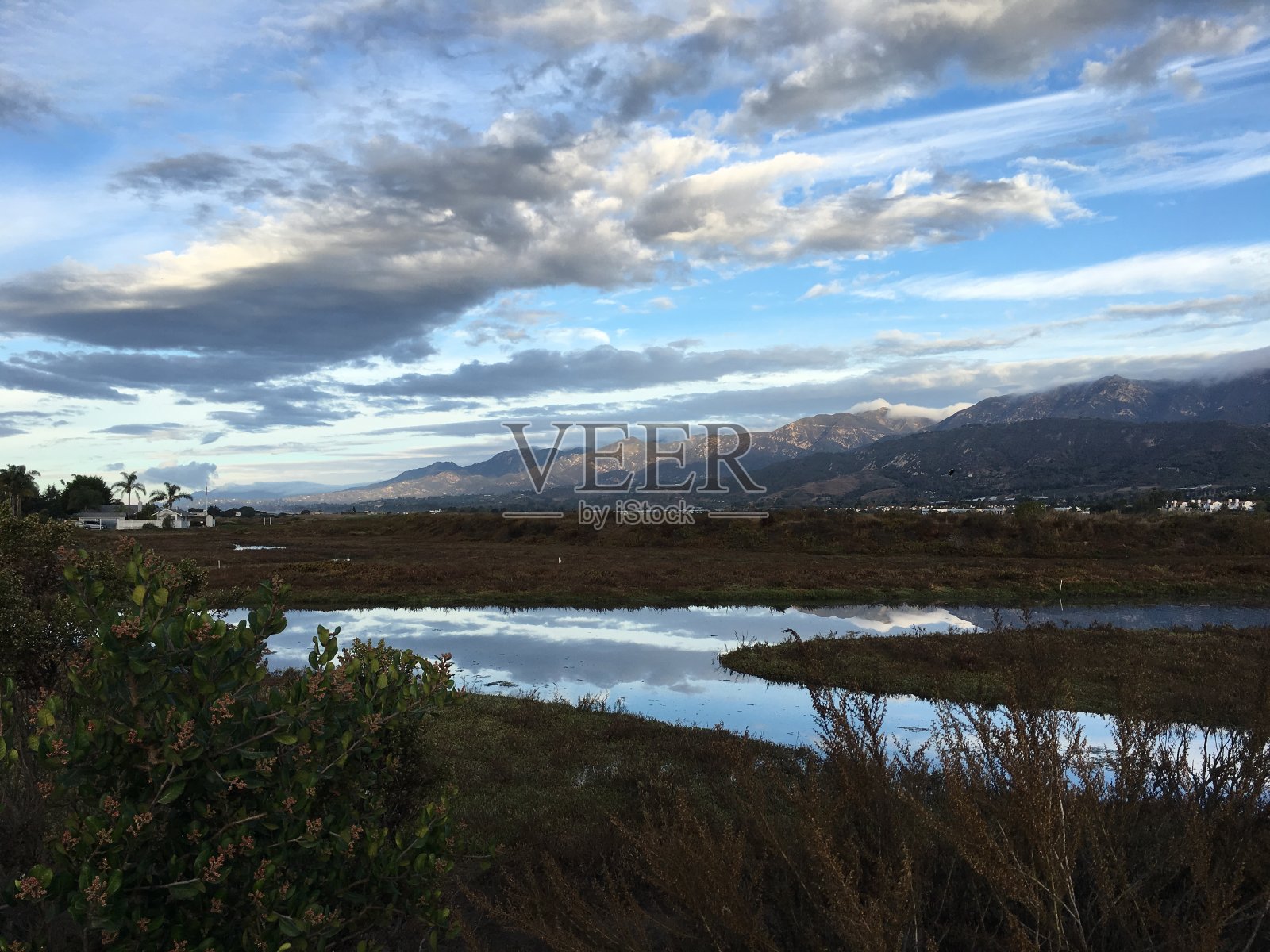 云景映在盐沼中照片摄影图片