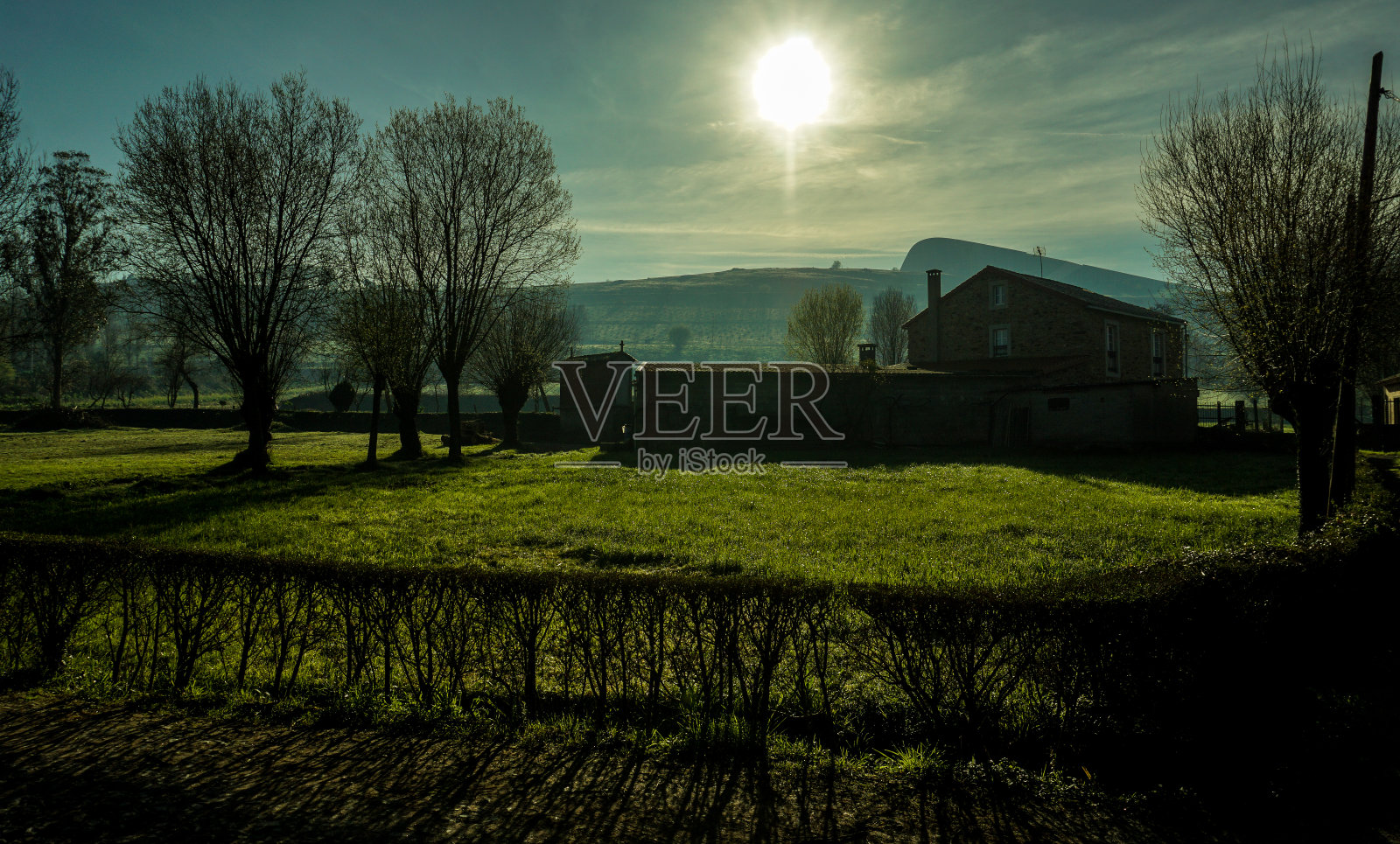 乡村农舍的日出照片摄影图片