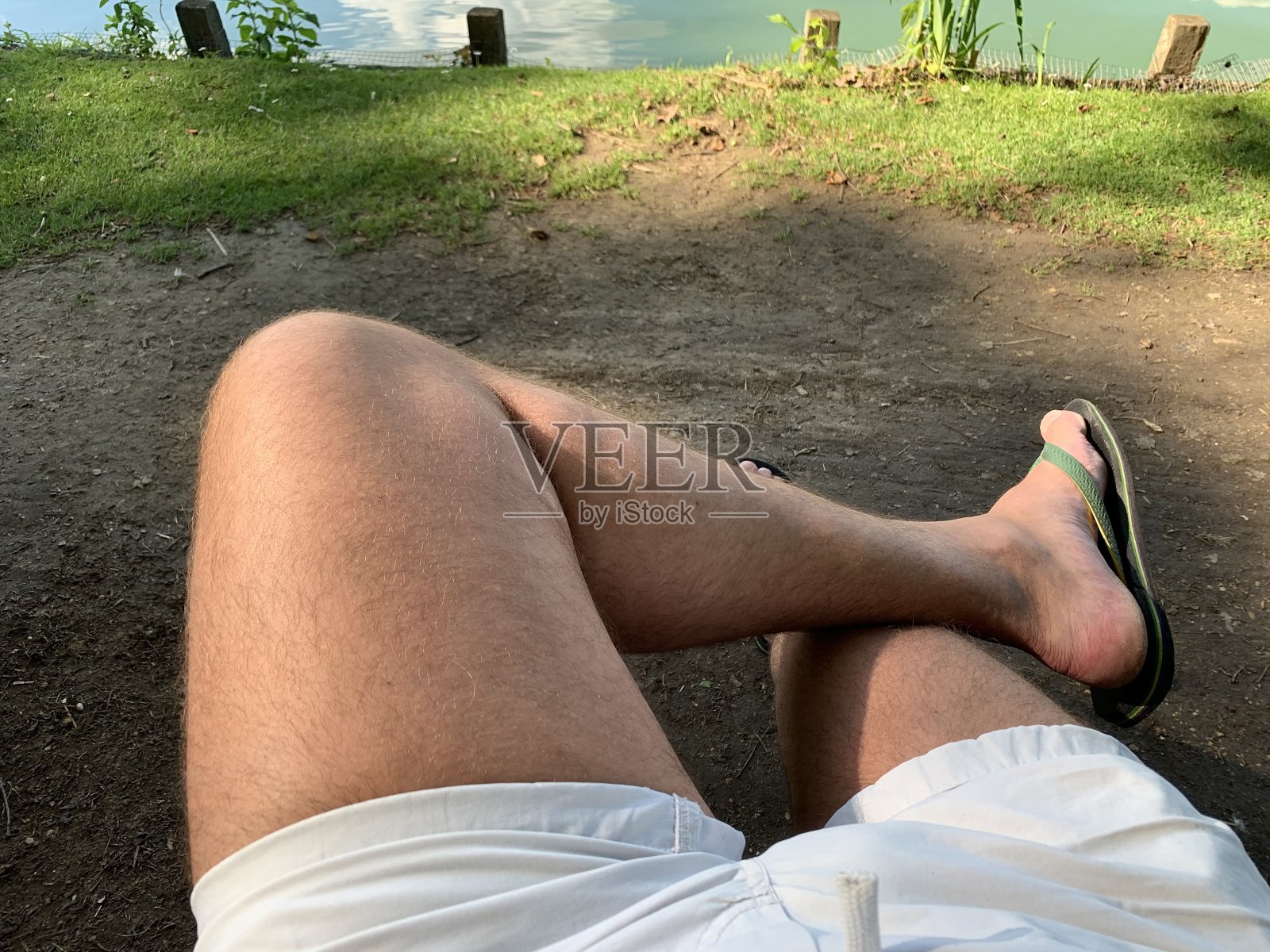 在湖边放松。照片摄影图片