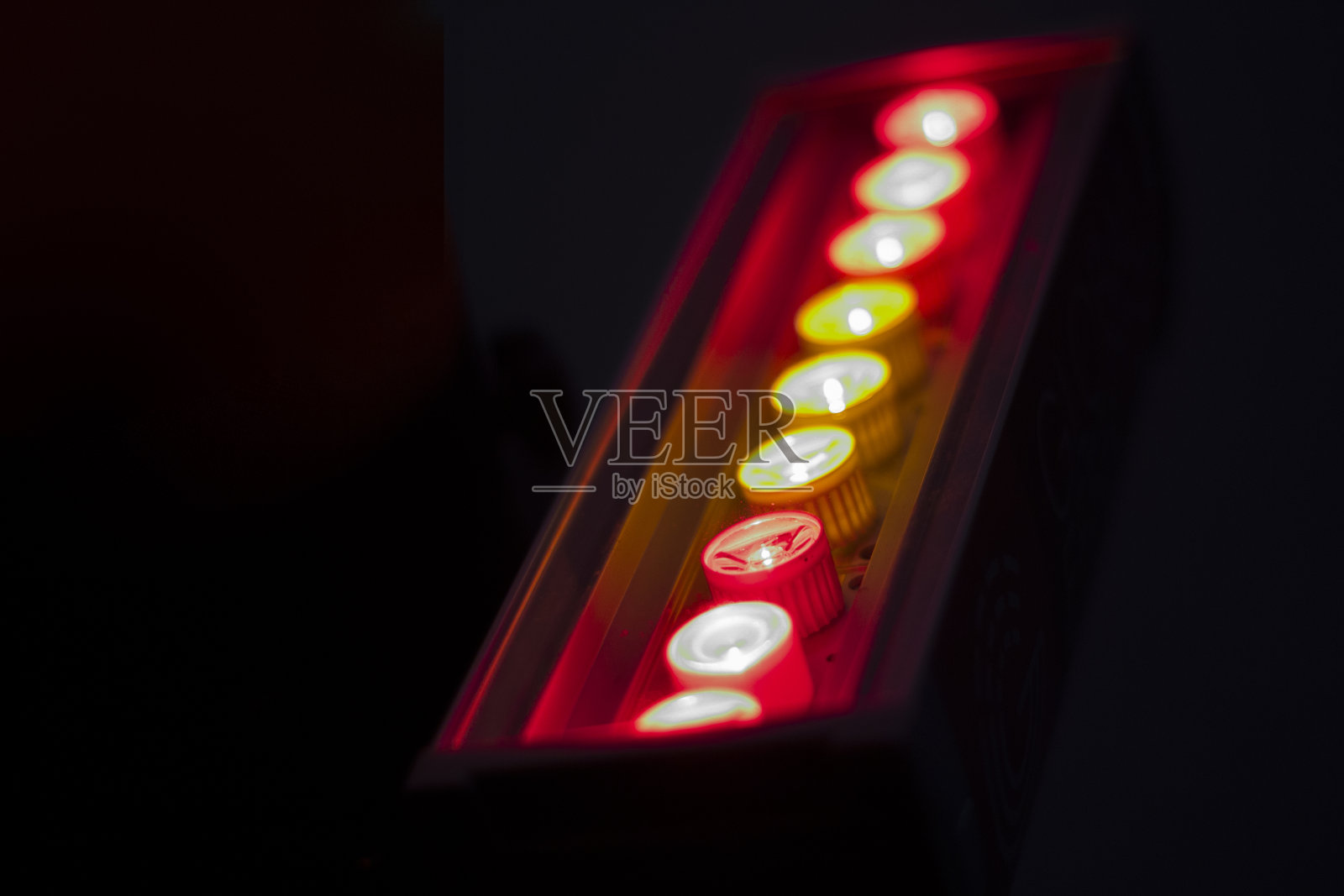 灯是粉红色的。黑暗中的背光。照片摄影图片