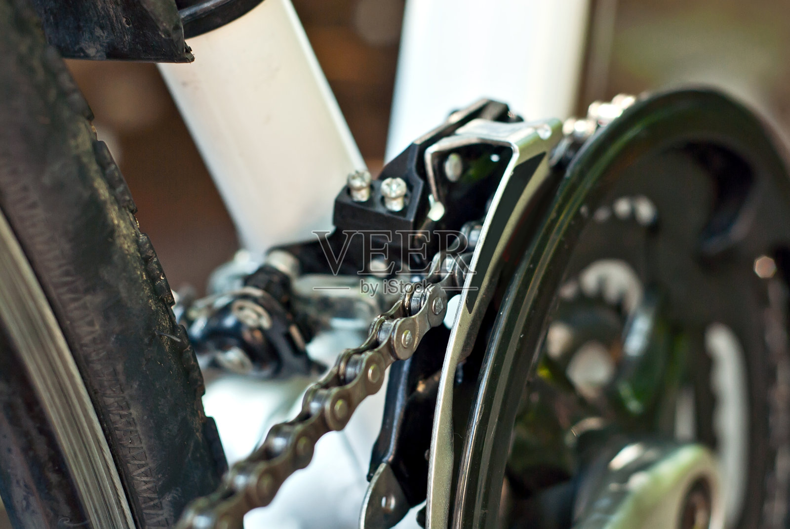 车轮，链条和同伴靠近。自行车零部件。自行车修理。照片摄影图片