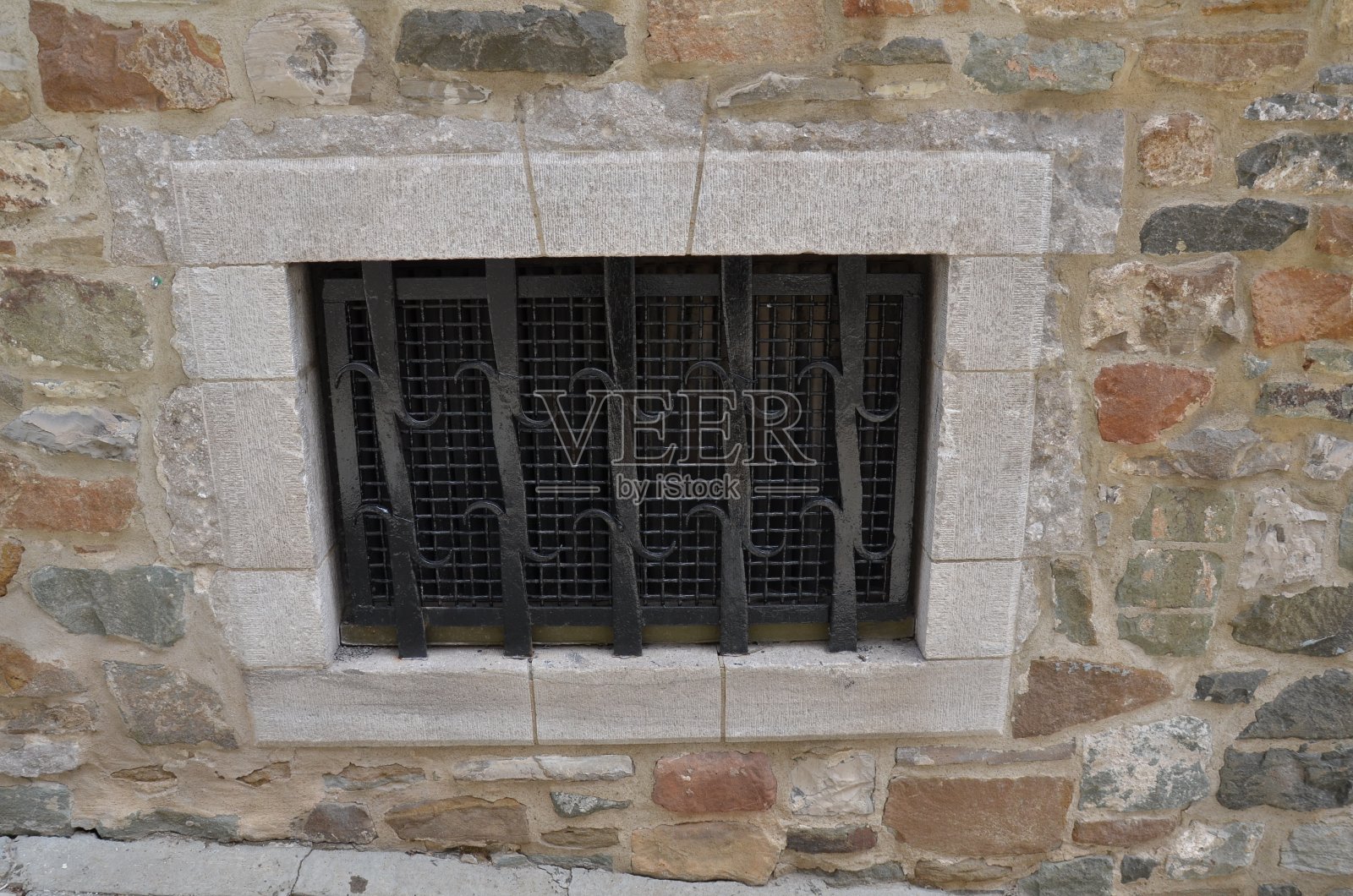 砖石建筑窗上的铁条照片摄影图片