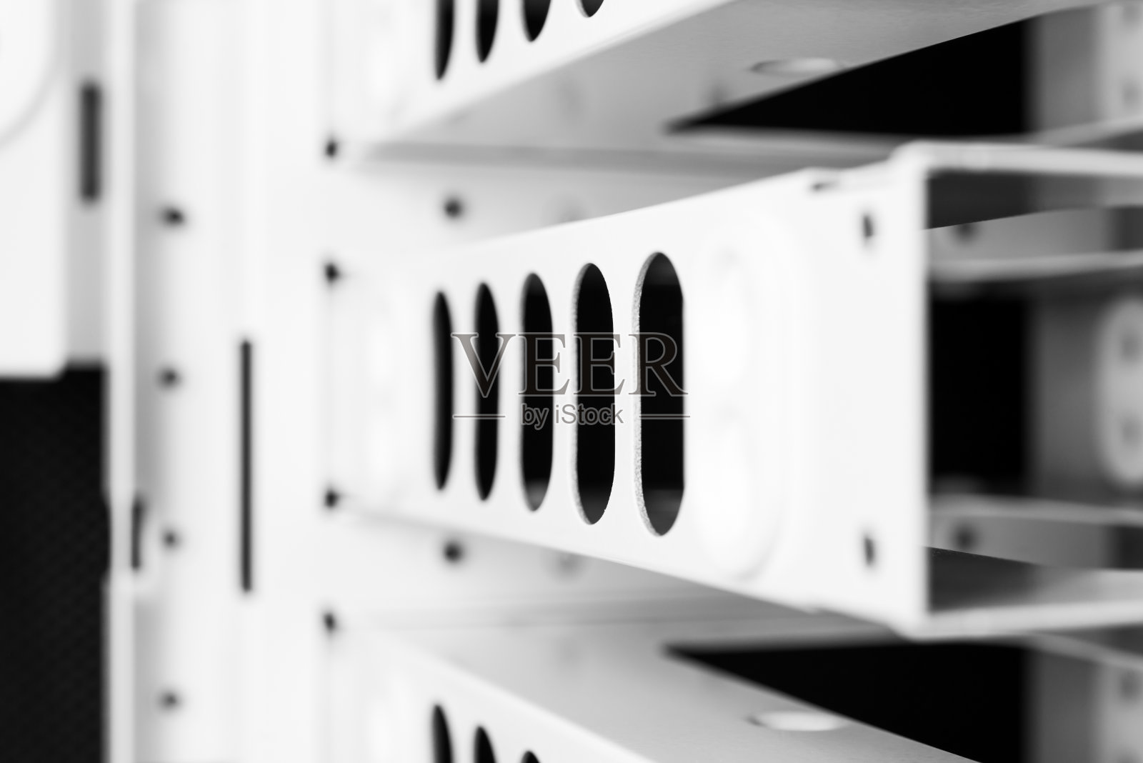 金属框架结构。可以用来放置设备。圆孔。黑暗的背景。照片摄影图片