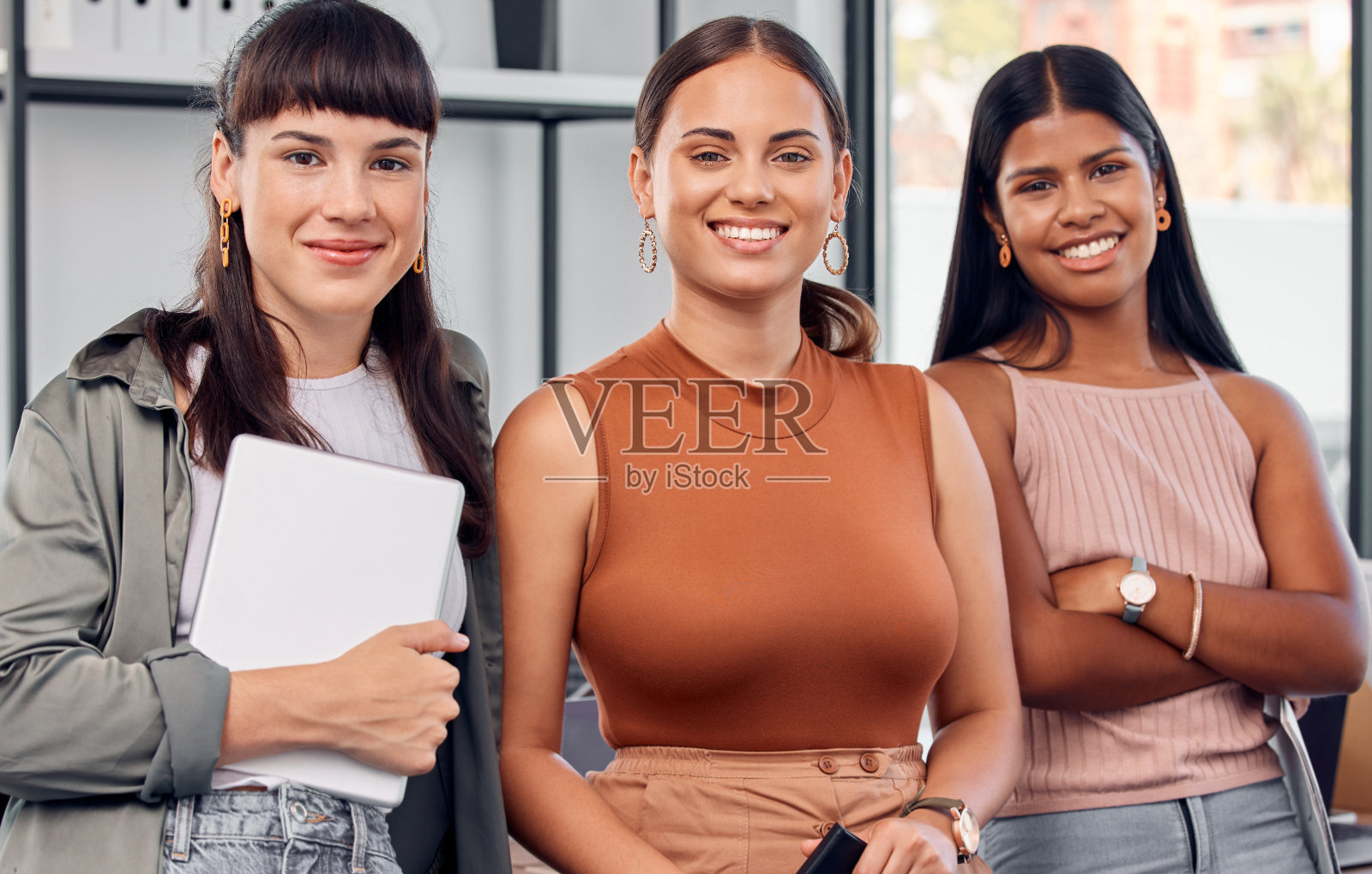 办公室里一群女商人的肖像照片摄影图片