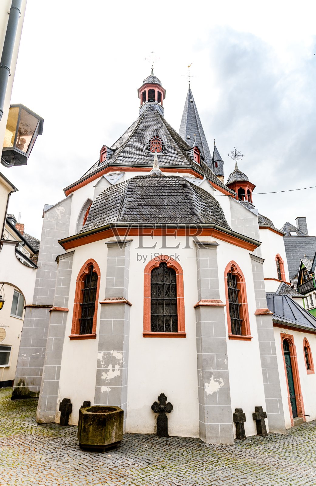 Bernkastel-Kues。摩泽尔河上美丽的历史小镇。在山上有一座城堡的城市景观。德国莱茵兰-普法尔茨州照片摄影图片