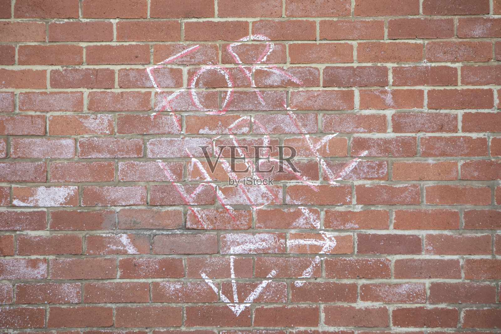 用粉笔写在砖墙上的招聘通知照片摄影图片