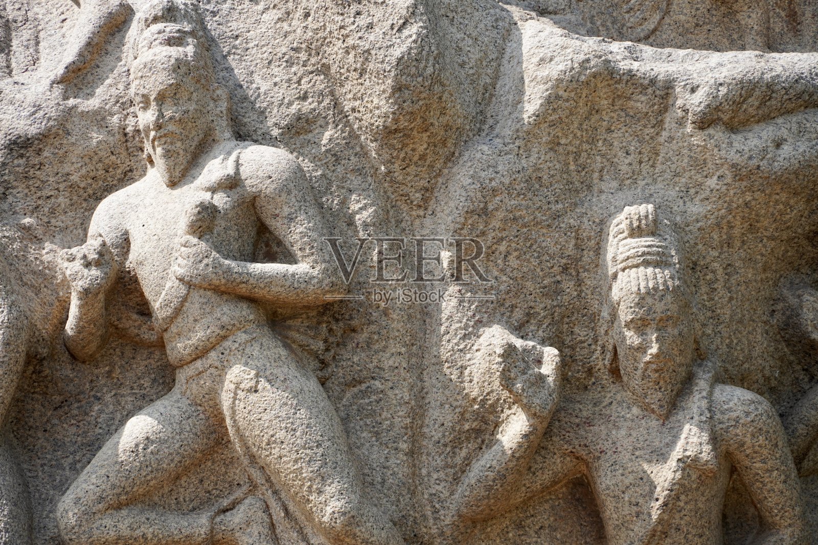 在马哈巴利普兰的两块巨石上雕刻着一块巨大的露天岩石。岩石浮雕上雕刻着动物、神、人和半人的雕塑。照片摄影图片