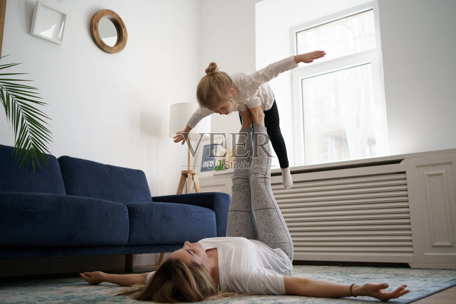少儿瑜伽女教师培训小女孩照片摄影图片
