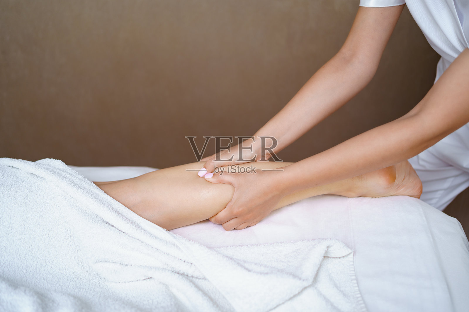 成年妇女得到足部放松按摩照片摄影图片