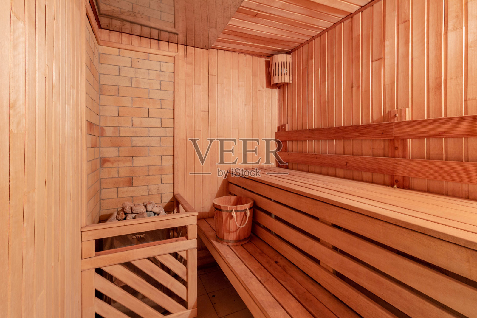 浴室的蒸汽房，一个人们为了健康和清洁而热身的地方，里面有一张桌子和柔和的光线照片摄影图片