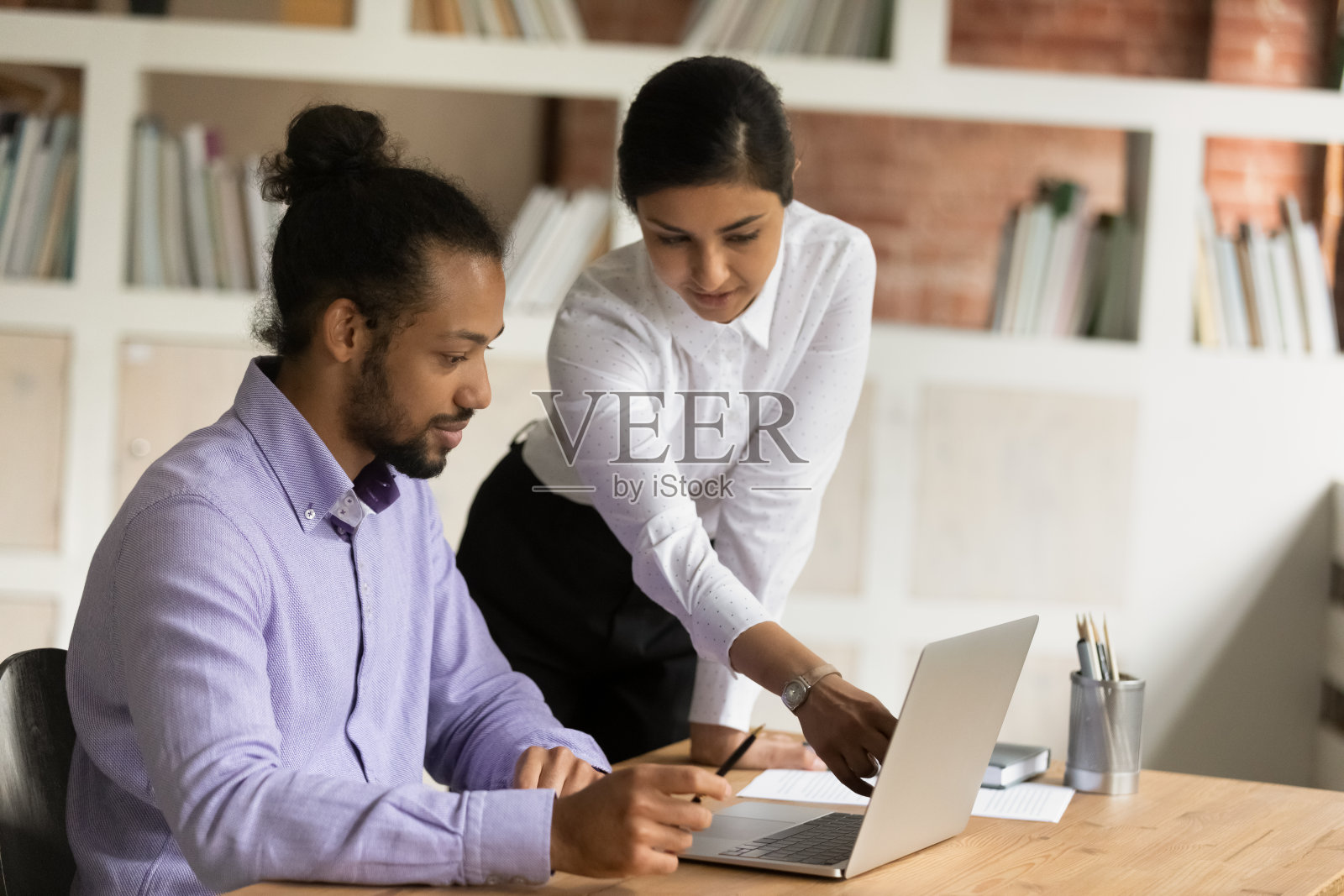 两个混血同事讨论在线项目。照片摄影图片