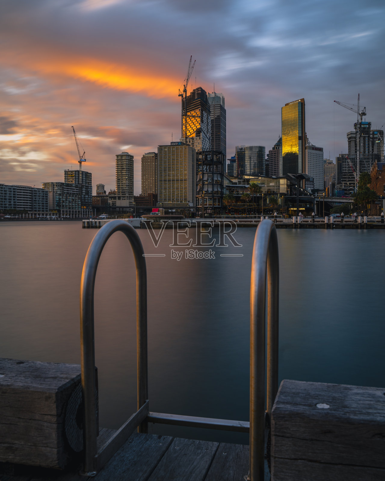 晚上的悉尼城市天际线和大桥照片摄影图片