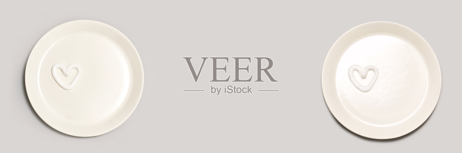 心形霜。美容液。蛋黄酱涂抹在白色盘子上照片摄影图片