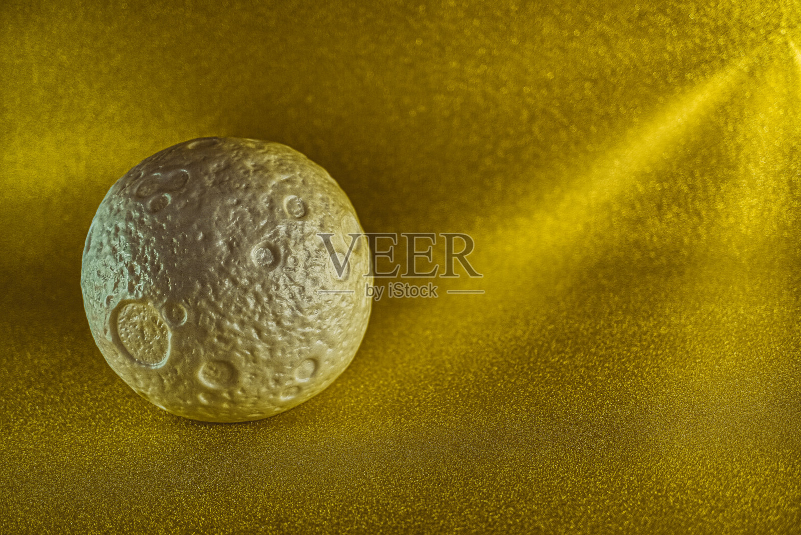 金色背景上的玩具月亮照片摄影图片