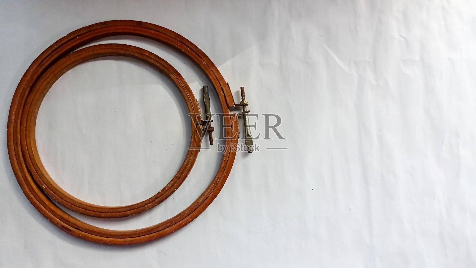 木刺绣箍与螺丝照片摄影图片