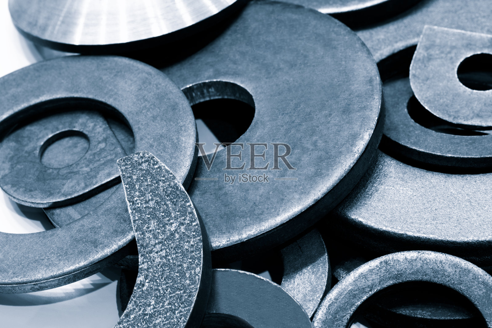 抽象的工业纹理金属背景与许多金属垫圈的螺栓和螺钉特写照片摄影图片