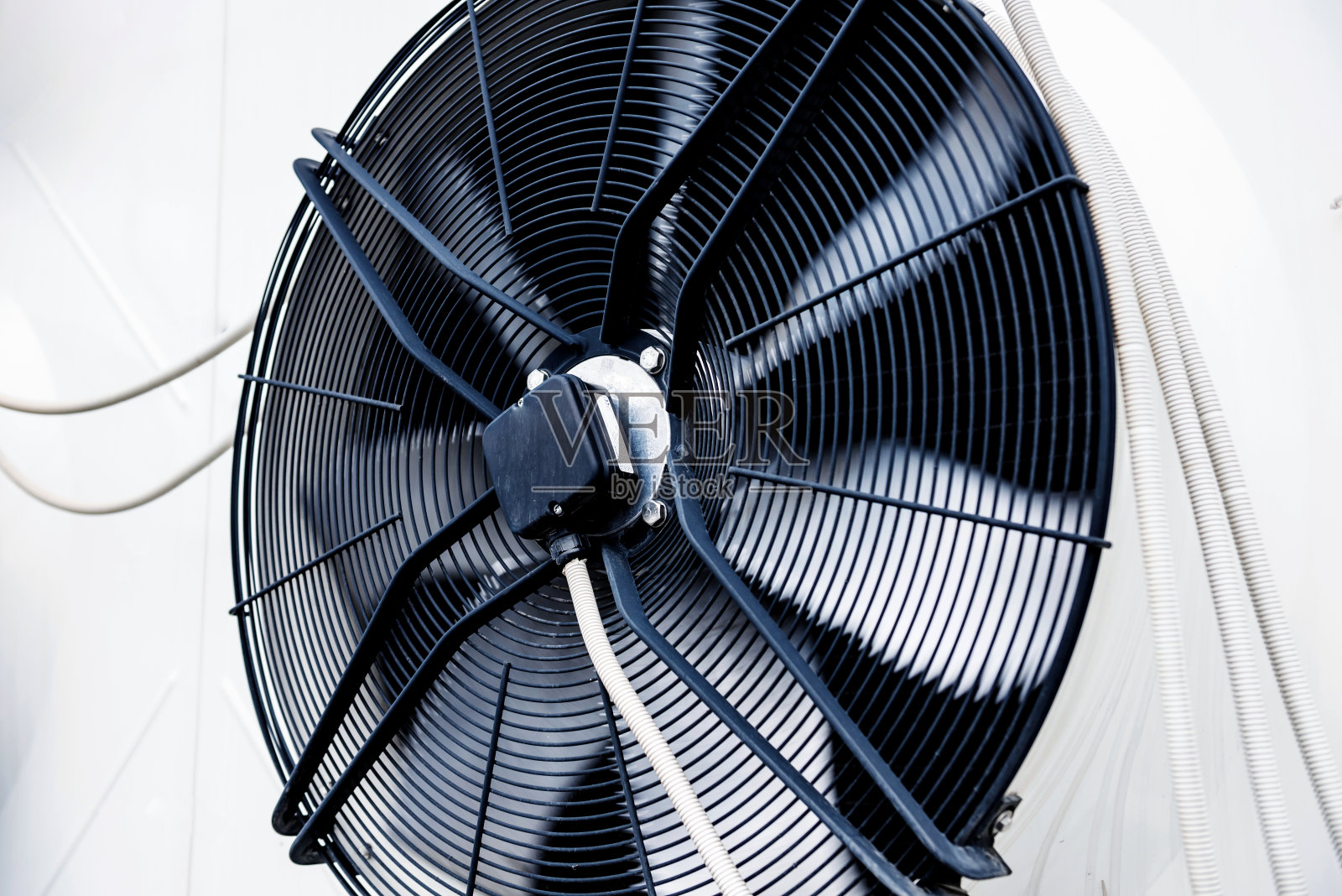 工业建筑物屋顶上的空调。暖通空调照片摄影图片