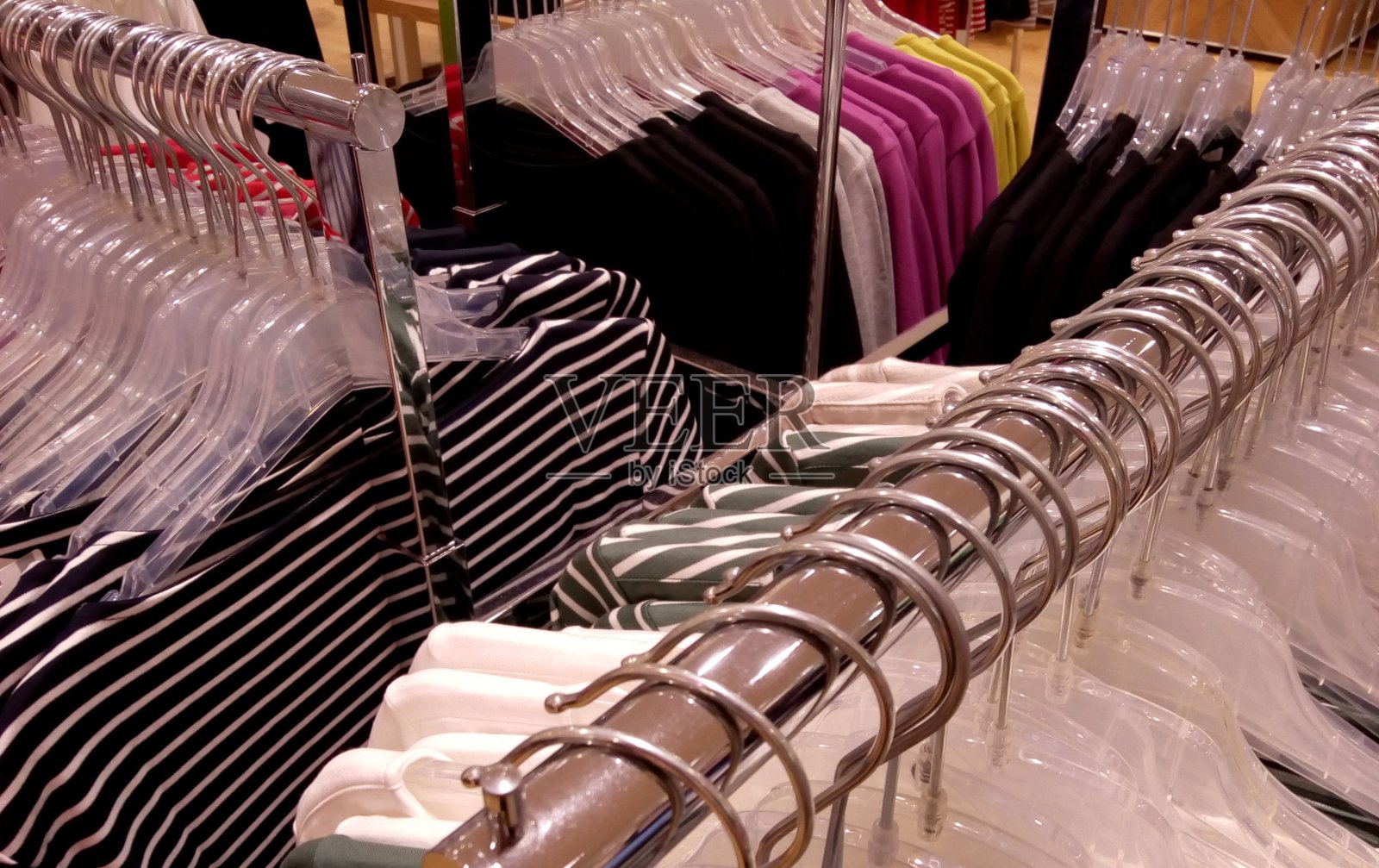 零售商店地板上的晾衣架照片摄影图片