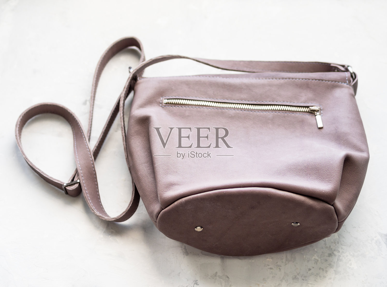 手工制作的斜挎包与扣口袋照片摄影图片