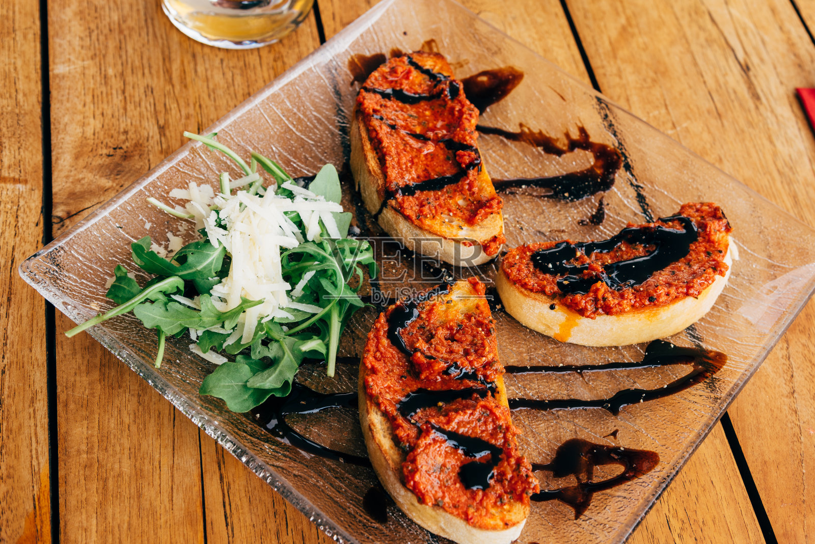 自制意大利佛卡夏面包配芝麻菜沙拉，番茄和帕玛森芝士照片摄影图片