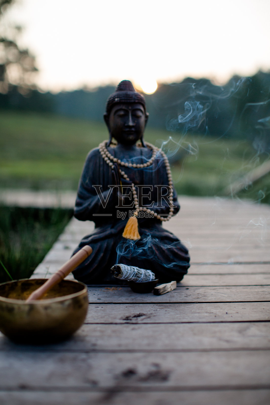 木佛像与冥想链和香在前景照片摄影图片