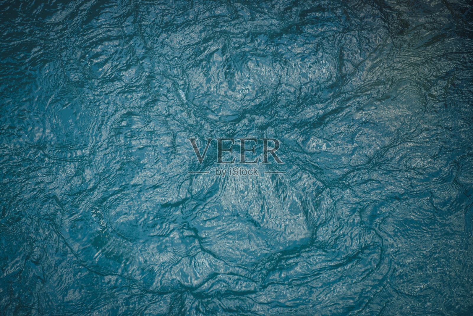 深蓝平静的湖水纹理。水面上沉思的涟漪。大自然最小的背景是深绿色的湖。自然背景清澈的深色绿松石水。满画框的湖碎片。照片摄影图片