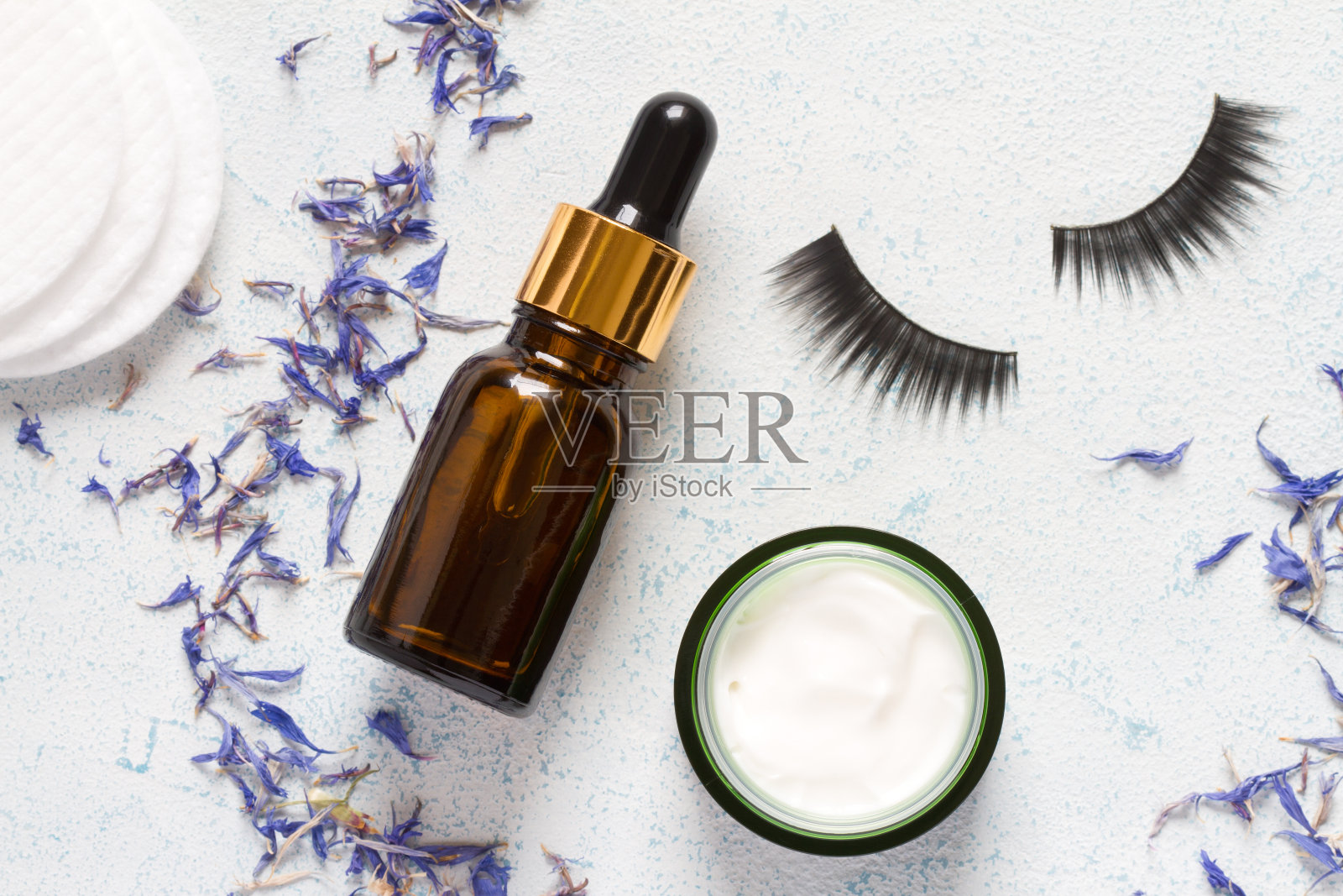 天然护理眼部周围的娇嫩肌肤，含有矢车菊的成分照片摄影图片