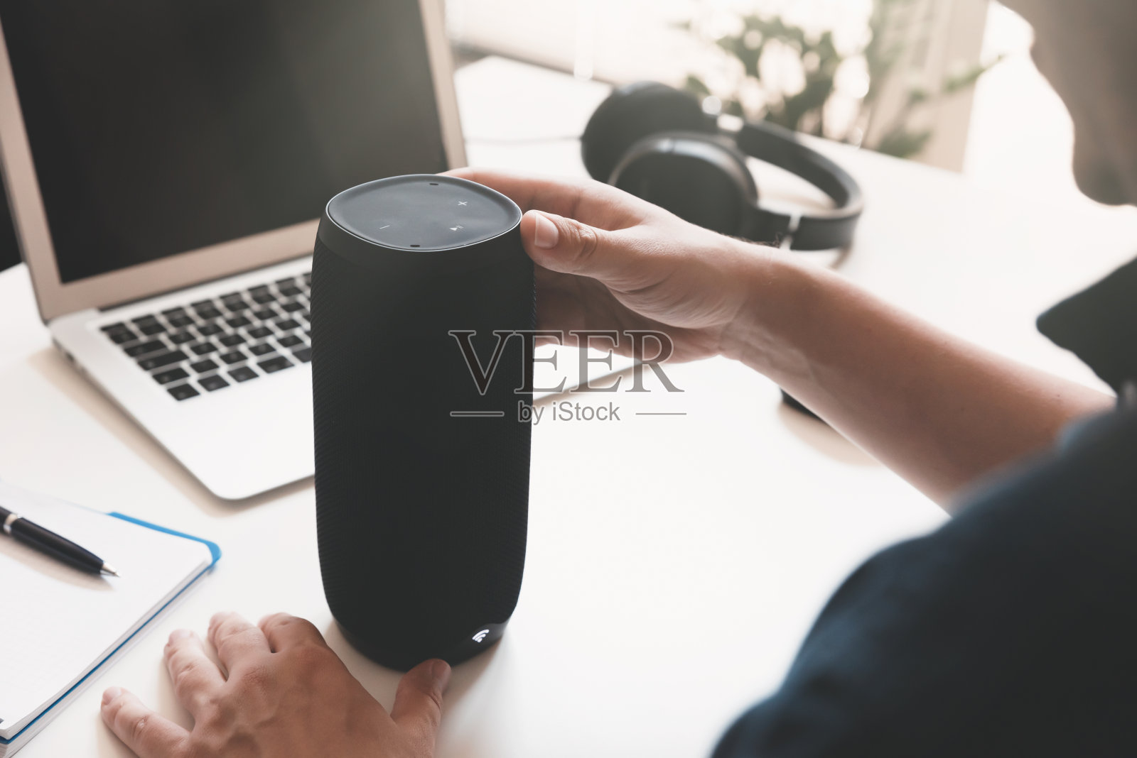 人类使用智能扬声器。智能家居的助理照片摄影图片