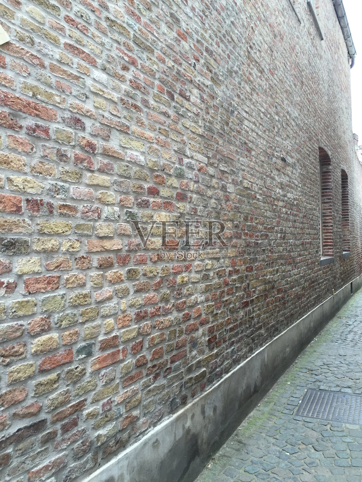 从布鲁日的小街道上看。照片摄影图片