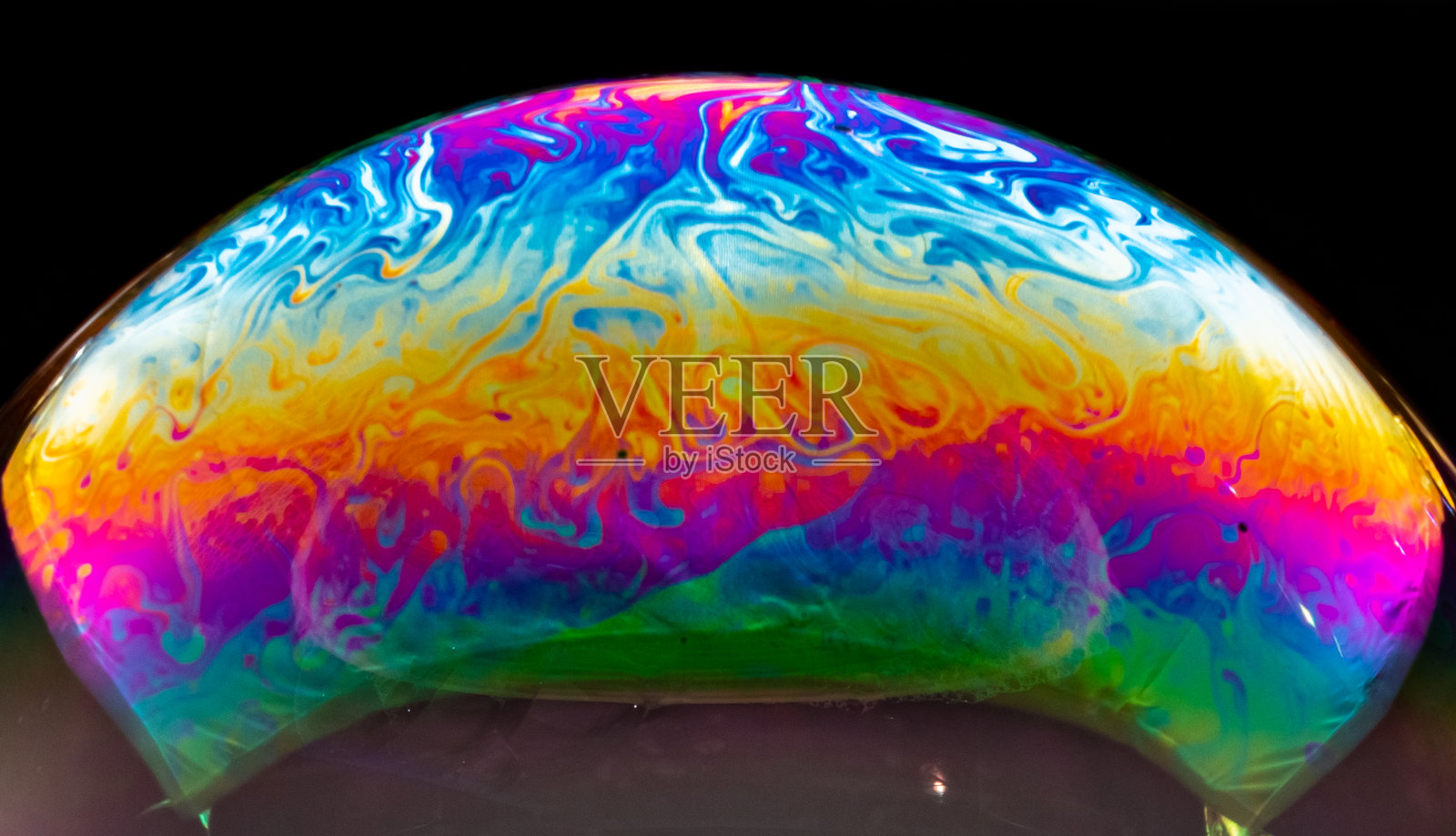 生动的彩虹颜色的宏观肥皂泡创造迷幻的模式下的光圆顶照片摄影图片