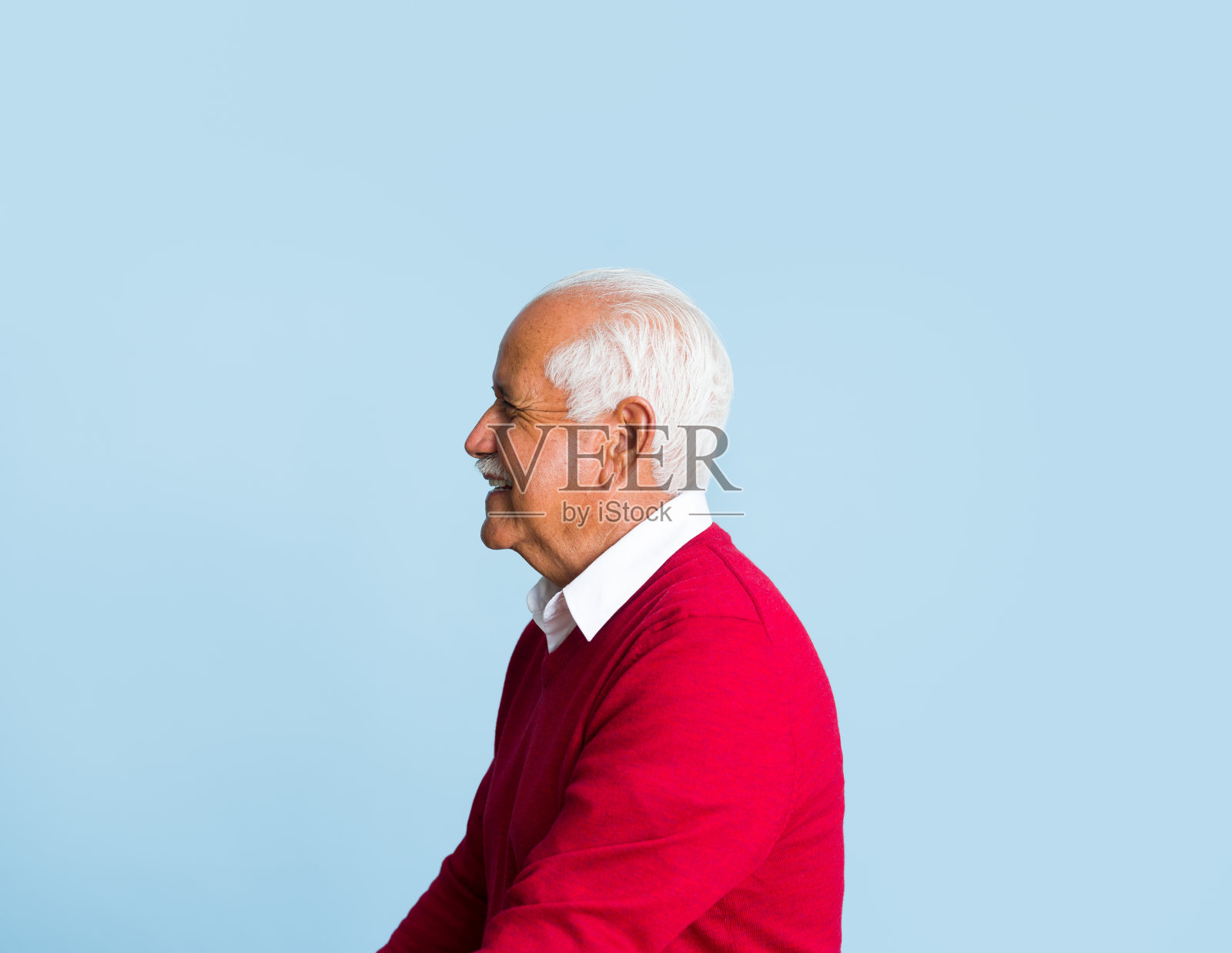 面带微笑的白发年长男人侧视图照片摄影图片