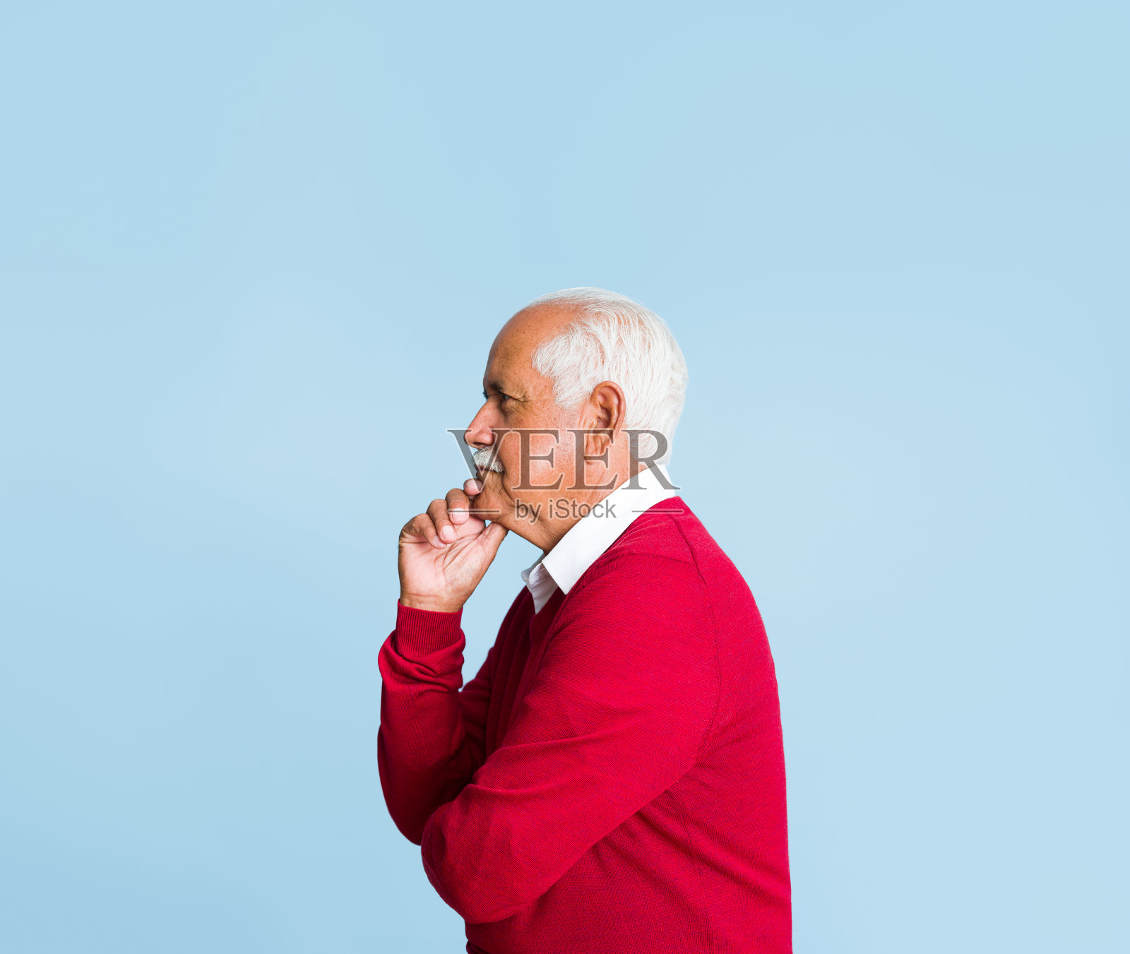 老人思考的侧视图照片摄影图片