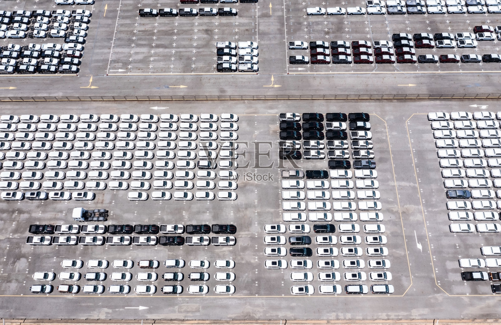 鸟瞰排车为其提供的物流进出口业务形象照片摄影图片