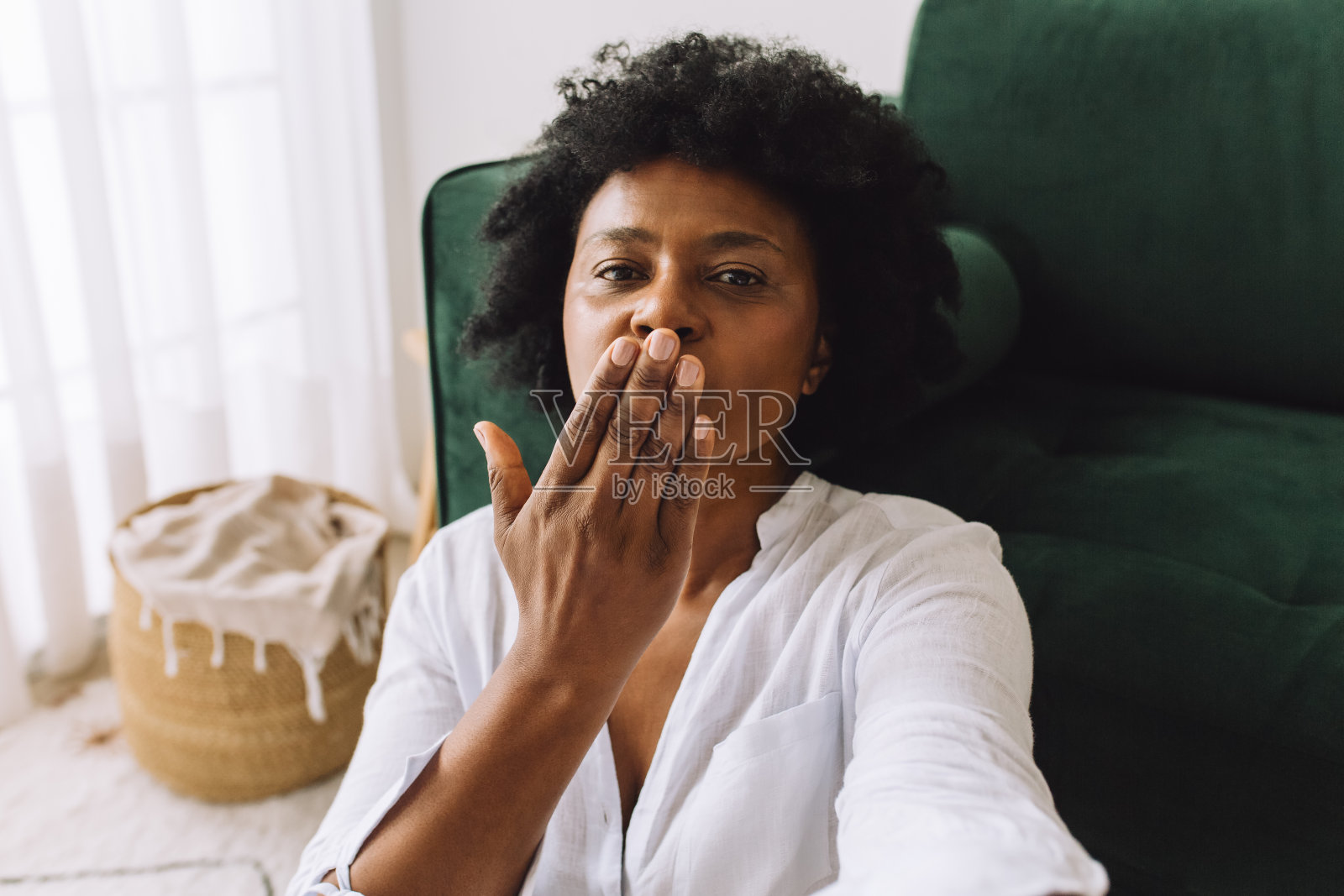 非洲女子在视频通话中给了一个飞吻照片摄影图片