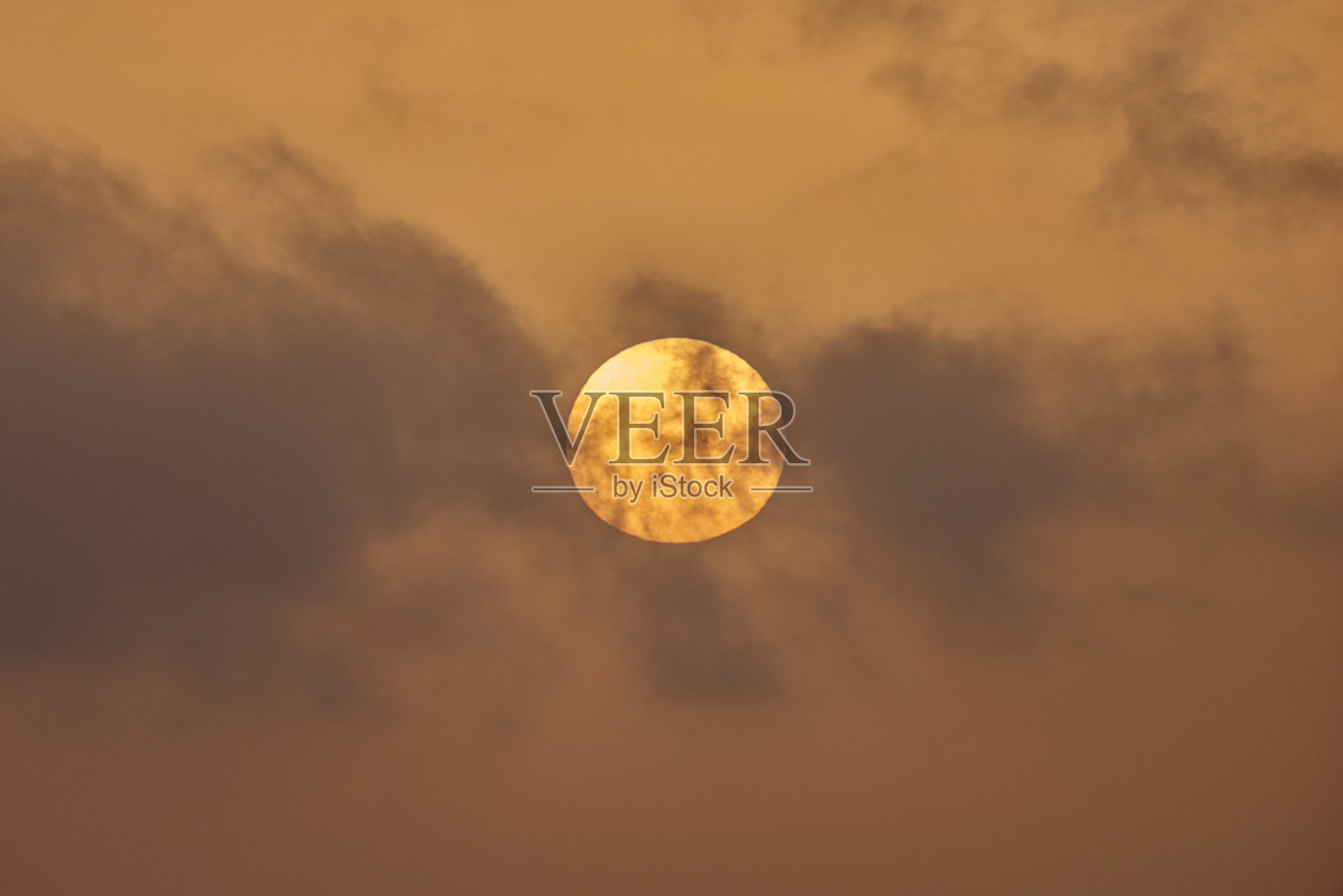 夏日里，西西里岛的海面上夕阳西下照片摄影图片