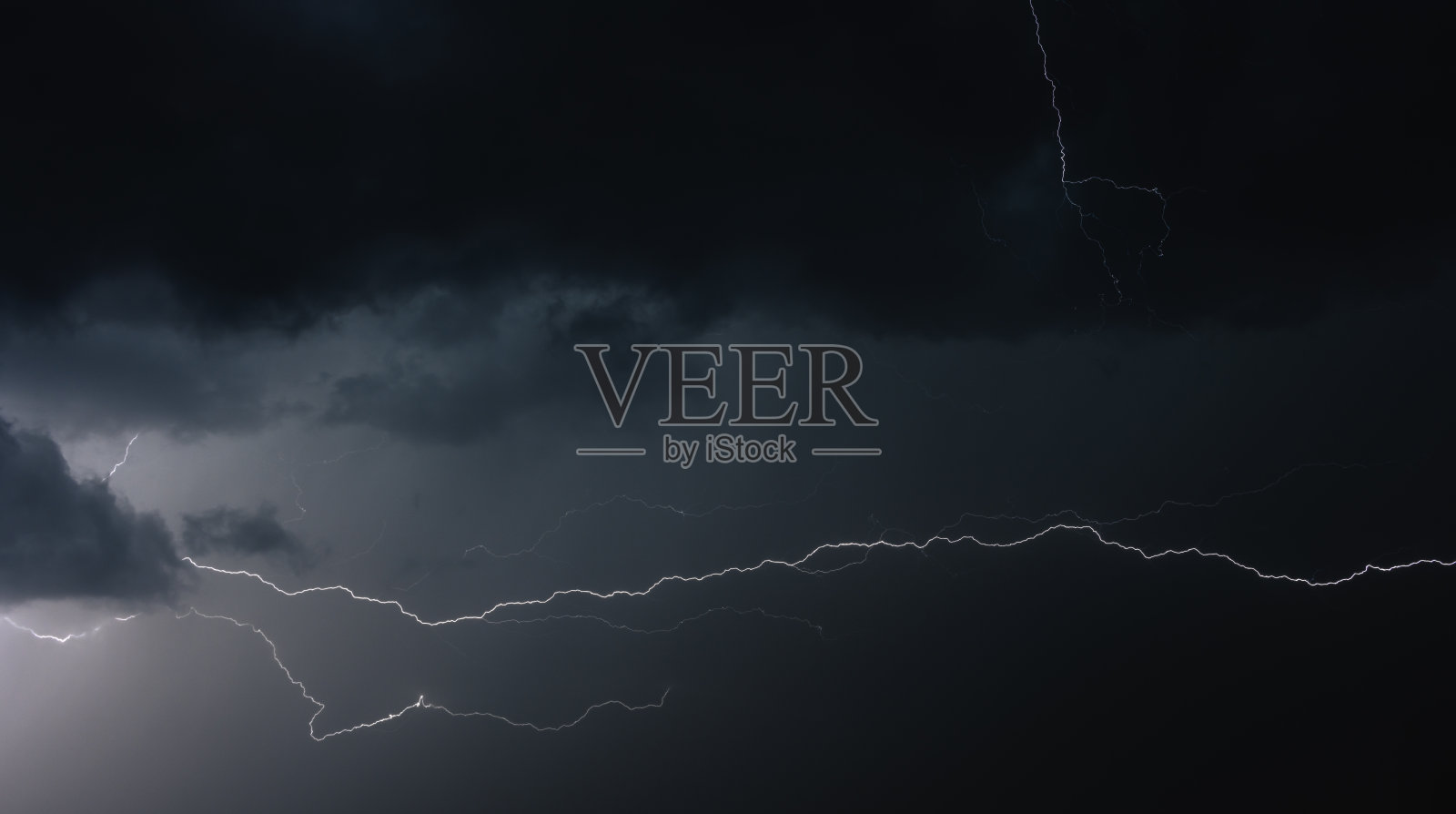 雷暴夜间的闪电。照片摄影图片