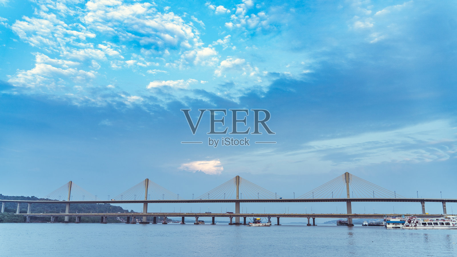 美丽的风景，明亮的曼多维河大桥在月光下，与彩色灯光在河的反射。当地人称阿塔尔塞图，这是最大的斜拉桥之一。照片摄影图片