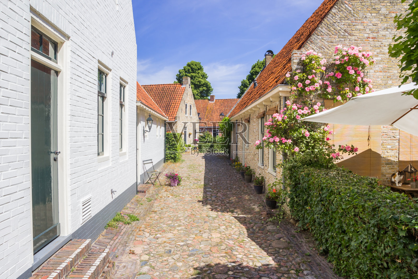 布尔坦的一条鹅卵石铺成的老房子的小街道照片摄影图片
