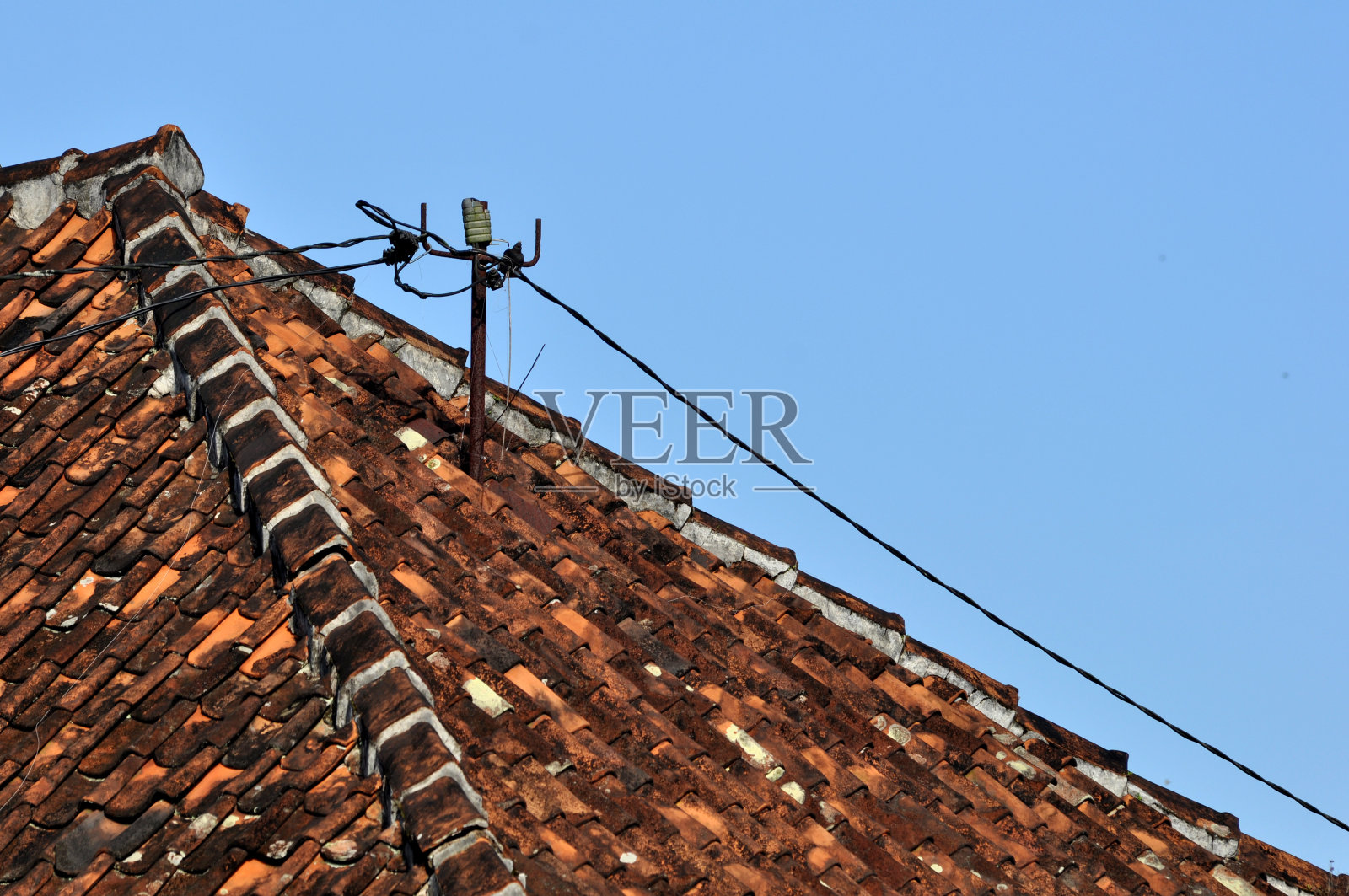 屋顶上的电线杆照片摄影图片