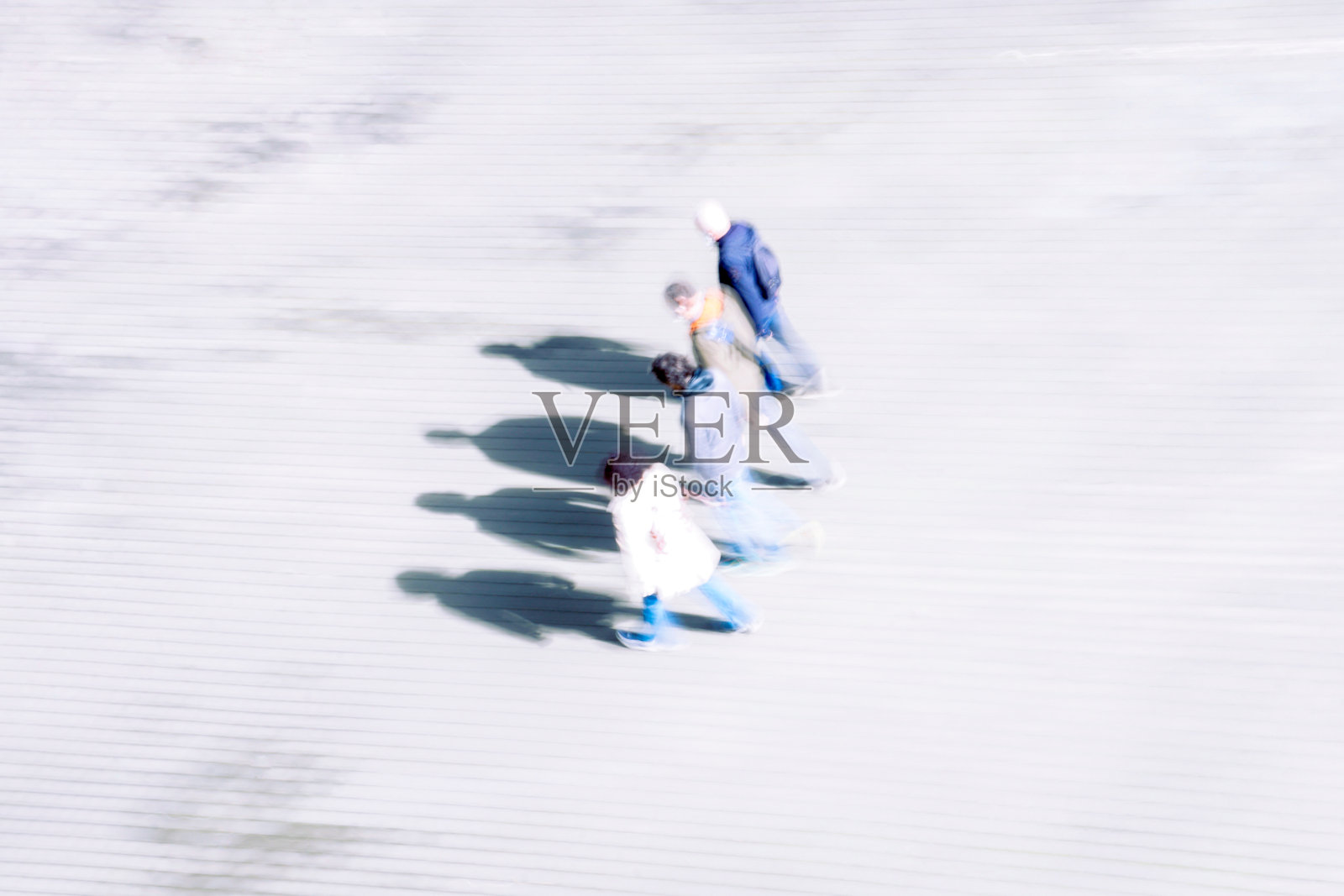 一名游客走在西班牙毕尔巴鄂市的街道上照片摄影图片