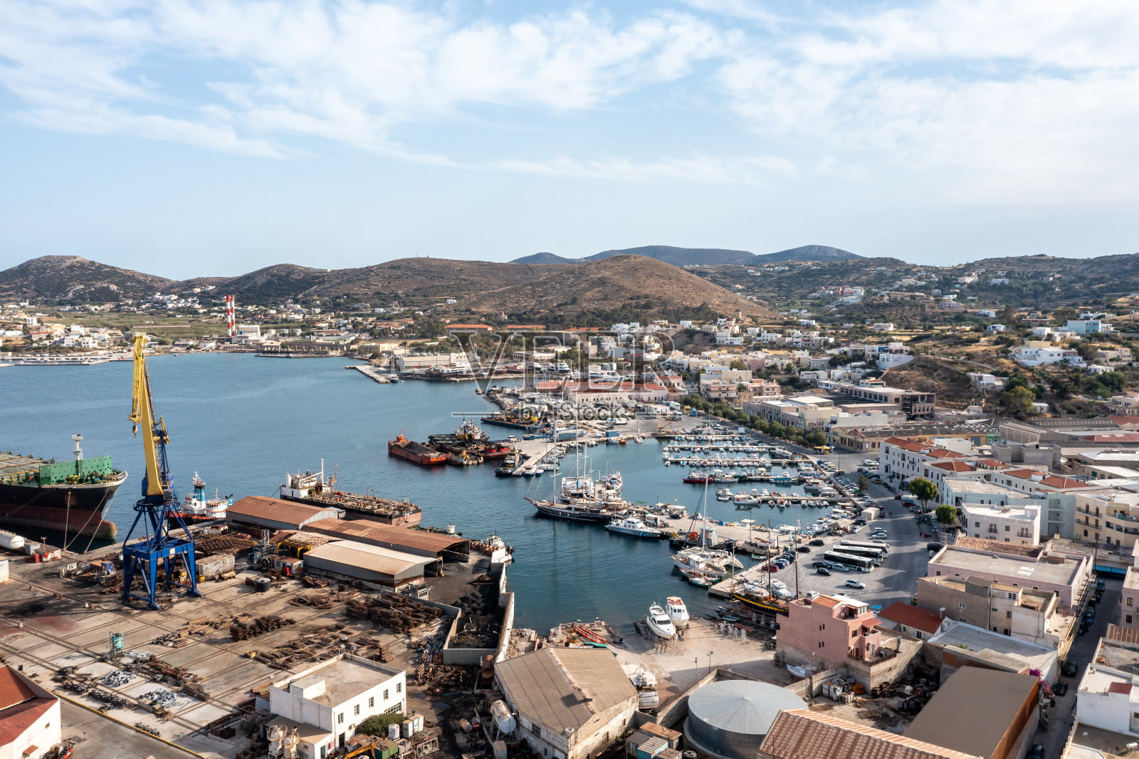 希腊Syros岛，无人机拍摄。帆船停泊在埃尔穆波利斯港口码头，游艇码头。照片摄影图片