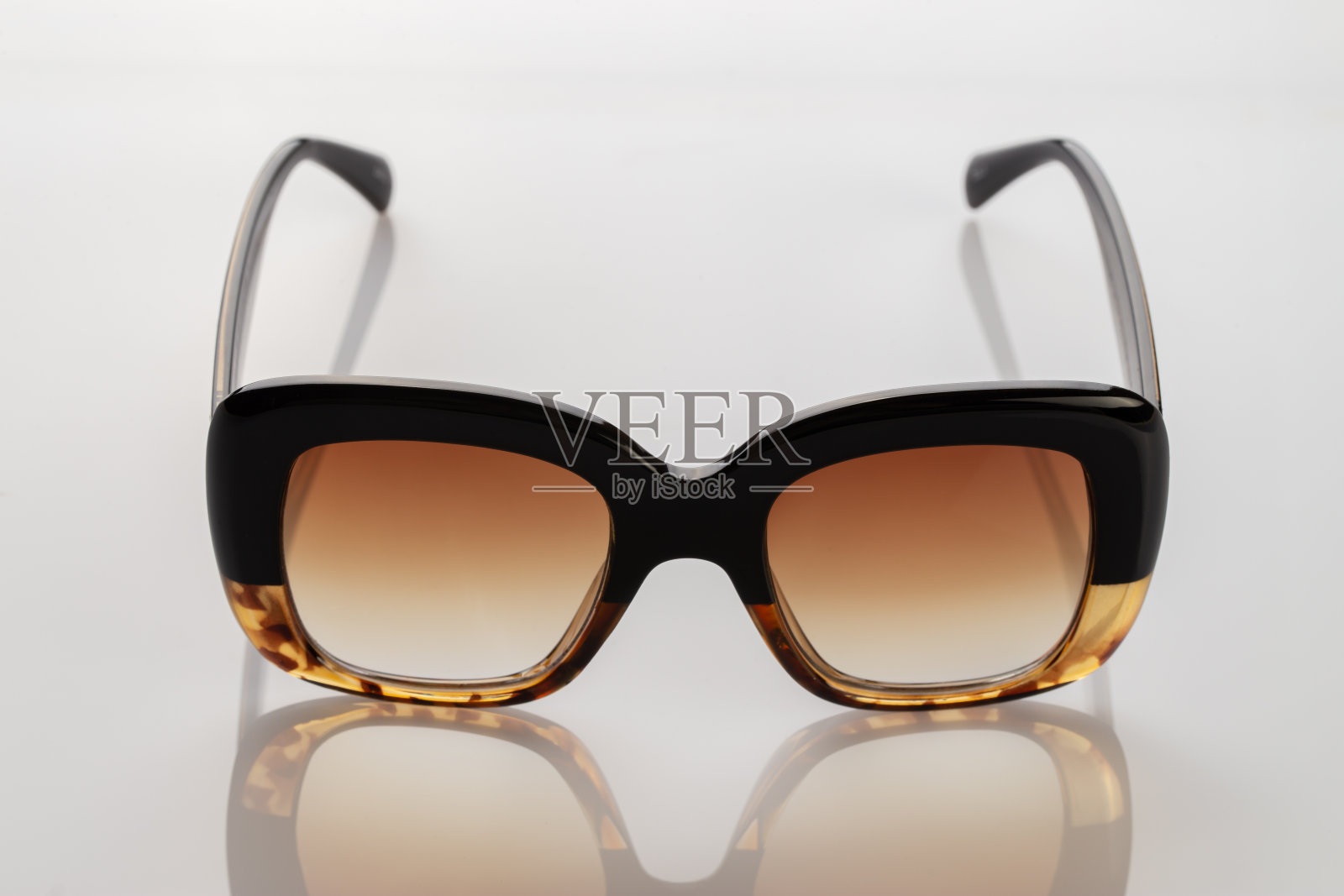 白色反光表面的太阳镜。时尚,时尚配件。把它作为一个假期或夏天的概念。照片摄影图片