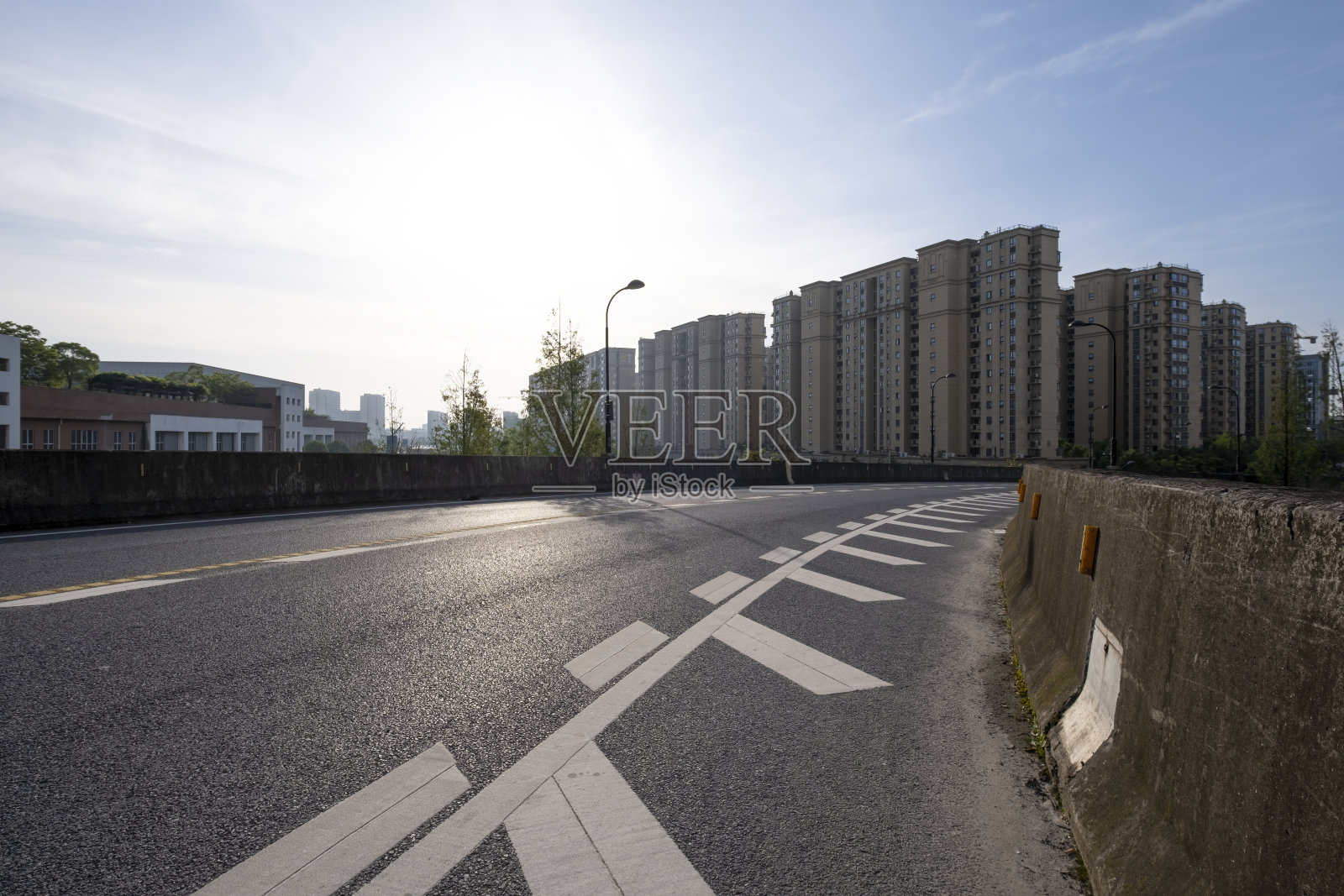 高架桥旁的住宅楼照片摄影图片