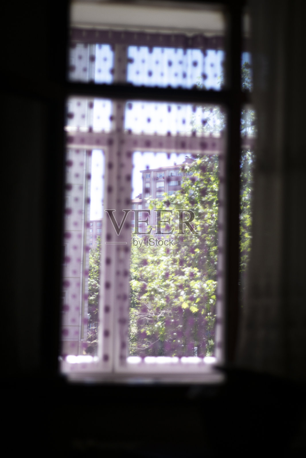 散焦复古窗户景观，波尔卡点在窗帘上照片摄影图片