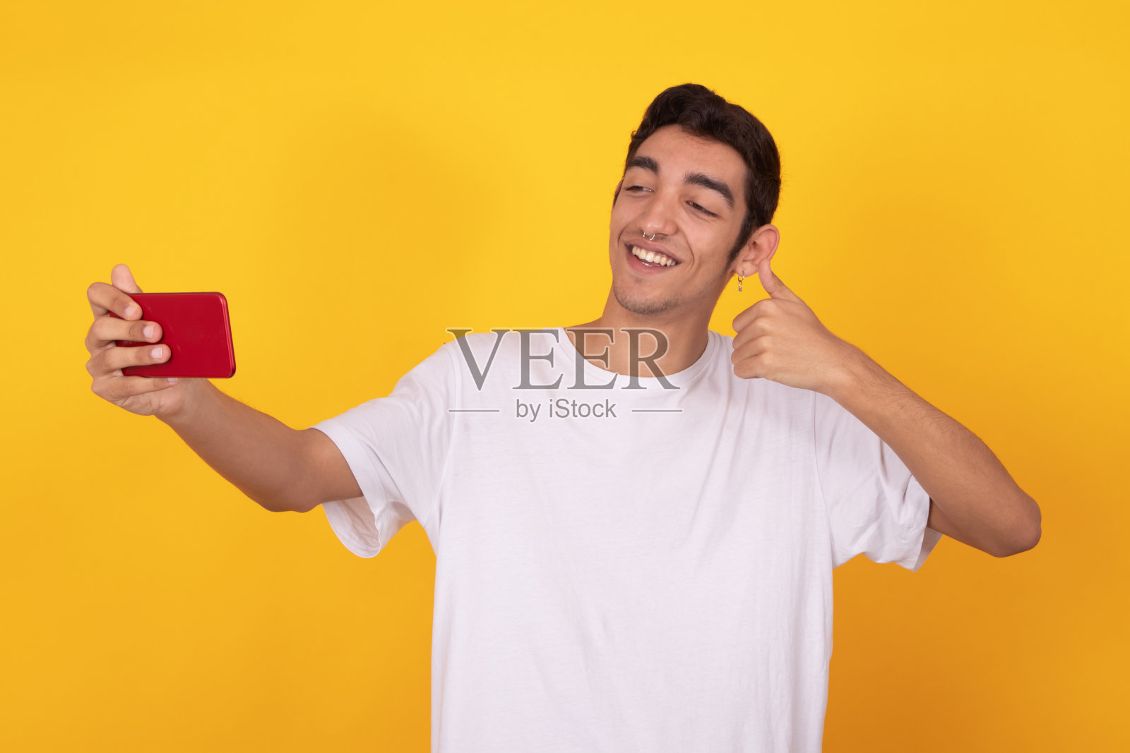 年轻男性或青少年与手机隔离照片摄影图片