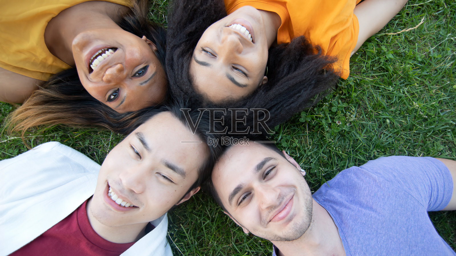 快乐的多民族群体在公园照片摄影图片